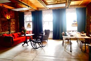 uma sala de estar com um sofá vermelho e uma mesa em Loft with Lake View Pasym Koneser em Pasym