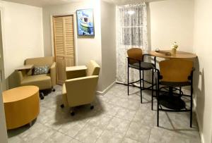 uma sala de estar com mesa e cadeiras em Glorious Suite near Downtown with washer/dryer em Gloucester