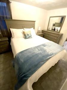 Ένα ή περισσότερα κρεβάτια σε δωμάτιο στο Glorious Suite near Downtown with washer/dryer