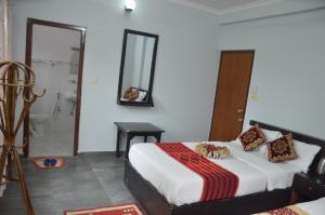 Ein Bett oder Betten in einem Zimmer der Unterkunft Hotel Blue moon Pokhara