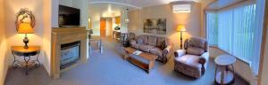 sala de estar con sillones y chimenea en The Lodge at Leathem Smith en Sturgeon Bay