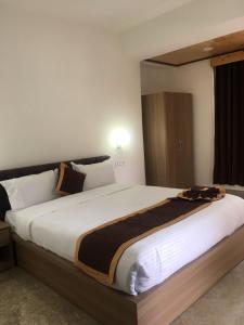 ein Schlafzimmer mit einem großen Bett in einem Zimmer in der Unterkunft HOTEL ANGS RETREAT in Gangtok