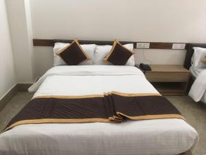 Una cama grande con una manta encima. en HOTEL ANGS RETREAT en Gangtok