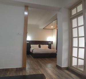 1 dormitorio con cama y ventana grande en HOTEL ANGS RETREAT, en Gangtok
