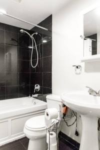 een badkamer met toilet, wastafel en bad bij Spacious & Stylish Home at the heart of Wicker Park in Chicago +10 foto's