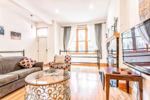 een woonkamer met een bank en een tafel bij Spacious & Stylish Home at the heart of Wicker Park in Chicago