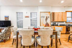 een eetkamer met een tafel en stoelen bij Spacious & Stylish Home at the heart of Wicker Park in Chicago