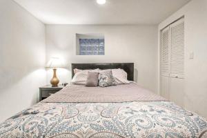 een slaapkamer met een groot bed en een lamp bij Spacious & Stylish Home at the heart of Wicker Park in Chicago