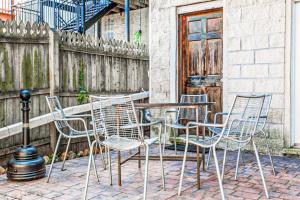 een groep stoelen en een tafel voor een hek bij Spacious & Stylish Home at the heart of Wicker Park in Chicago