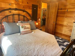 Cama o camas de una habitación en Log Cabin with Mountain View and Privacy
