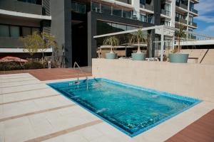 a swimming pool in front of a building at Moderno Ubicacion Vistas Seguridad y Estilo in Monterrey