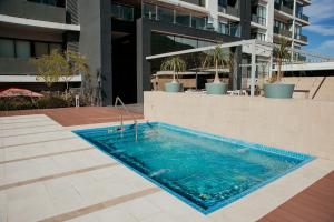 una piscina frente a un edificio en Moderno Ubicacion Vistas Seguridad y Estilo, en Monterrey