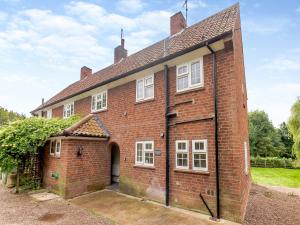 een rood bakstenen huis met een garage bij Strawberry Field - Uk45169 in Southwell