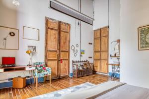 a bedroom with a bed and a wooden door at Socialtel Candelaria Bogotá in Bogotá