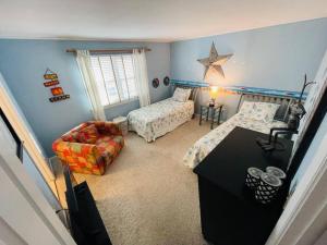 een kamer met een slaapkamer met een bed en een bank bij BEACH FRONT Luxury Home + Direct Beach Access in Ocean City