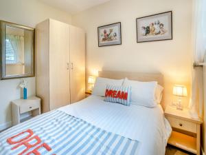 1 dormitorio con 1 cama blanca grande y 2 lámparas en Trem Yr Afon en Ciliau-Aeron