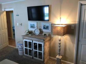 een woonkamer met een flatscreen-tv aan de muur bij BEACH FRONT Luxury Home + Direct Beach Access in Ocean City