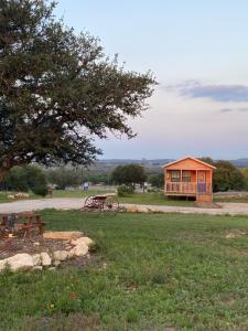 um parque com uma mesa de piquenique e um edifício em Yellow Rose Cabin em Hye