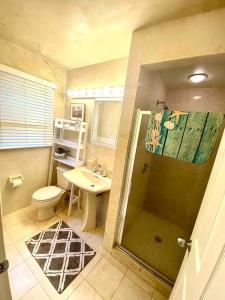 een badkamer met een douche, een toilet en een wastafel bij BEACH FRONT Luxury Home + Direct Beach Access in Ocean City