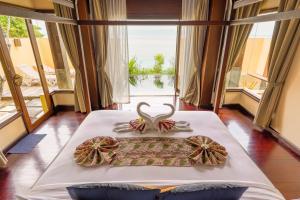 a room with a table with two towels on it at Chantaramas Resort in Baan Khai