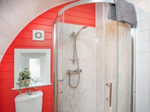 een badkamer met een douche in een rode muur bij Rackenford- Uk40033 in East Anstey