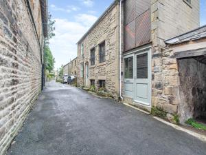 um beco vazio entre dois edifícios de tijolos em Castlebergh Cottage em Settle