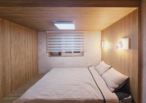 Giường trong phòng chung tại Close to Gangnam, COEX & Luxury Apartment near Lotte world