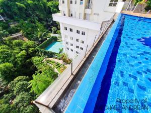 vista sul tetto di una piscina accanto a un edificio di Parahyangan Residences by AYA Stays a Bandung