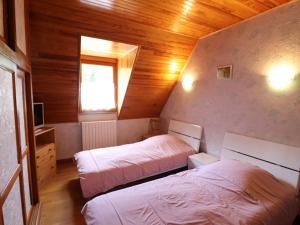 Кровать или кровати в номере Gîte Thiézac, 3 pièces, 4 personnes - FR-1-742-74