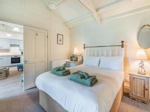 Postel nebo postele na pokoji v ubytování Peaceful Woodland Lodge