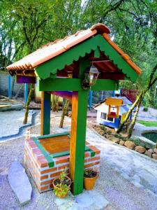 a small play house with a roof on top at chalé do Riacho in Gramado