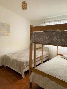 盧林區的住宿－Magnífica Casa de playa 3BR，一间卧室配有两张双层床。
