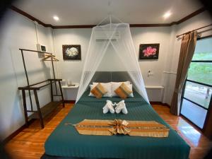 Postel nebo postele na pokoji v ubytování Khao Sok River & Jungle Bungalow