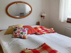 En eller flere senge i et værelse på 4 person holiday home in Fjärås-By Traum