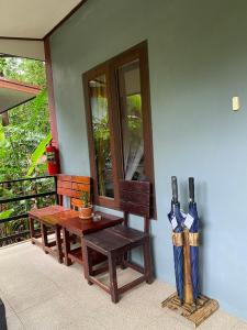 Balkón nebo terasa v ubytování Khao Sok River & Jungle Bungalow