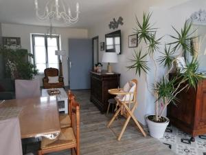 sala de estar con mesa y algunas plantas en Guestroom Briare, 1 pièce, 2 personnes - FR-1-590-369, en Briare