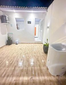 sala de estar con lavamanos y suelo de madera en Napolitan House en Manaos