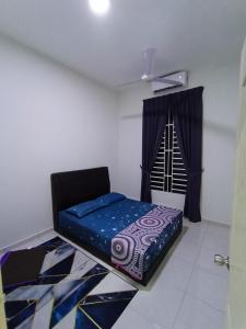 een kleine kamer met een bed en een raam bij LOMPOI HOMESTAY Islam Guest in Merlimau