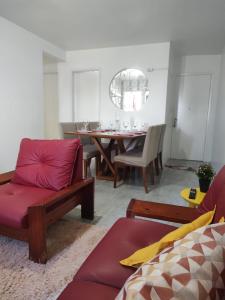 - un salon avec un canapé et une table à manger dans l'établissement Aconchegante e especial, à Récife