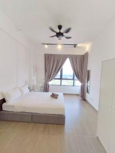 ein Schlafzimmer mit einem Bett und einem Deckenventilator in der Unterkunft Troika Kota Bharu Penthouse Homestay 2 rooms in Kota Bharu