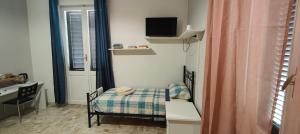 a small room with a bed and a desk at Guest House Italy 21 -Affittacamere in Sassari