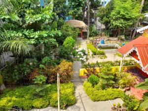 widok na ogród z roślinami w obiekcie Balurghat Hotel KOKORO Farmhouse w mieście Bālurghāt