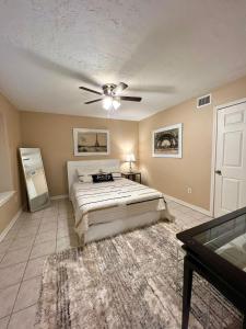 a bedroom with a bed and a ceiling fan at Spacious 2 Bedroom Townhome/ /15 min from downtown in Houston
