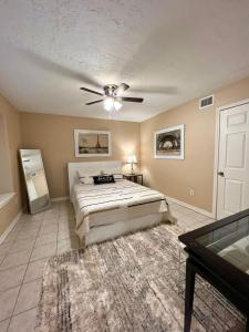 Postel nebo postele na pokoji v ubytování Centrally located Houston Retreat! Sleeps 8, 10 Min to Downtown, Free Parking