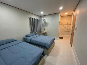 a bedroom with two beds and a bunk bed at KP House เหมาหลัง ที่พักใกล้ถ้ำนาคา บึงกาฬ บึงโขงหลง in Ban Don Klang +12 photos