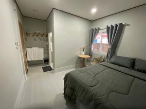 1 Schlafzimmer mit einem großen Bett und einem Badezimmer in der Unterkunft KP House เหมาหลัง ที่พักใกล้ถ้ำนาคา บึงกาฬ บึงโขงหลง in Ban Don Klang