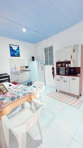 uma cozinha com mesa e cadeiras num quarto em Napolitan House em Manaus