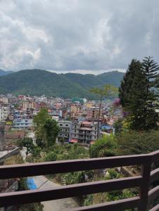 einen Balkon mit Stadtblick in der Unterkunft Northern Suite Home Apartment in Pokhara