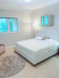 una camera bianca con un grande letto e una finestra di Large Luxury 4 Bed Guest House In King City a King City