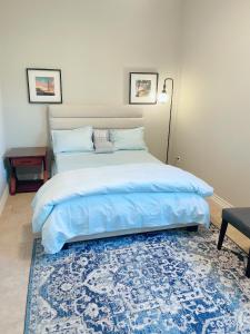Posteľ alebo postele v izbe v ubytovaní Large Luxury 4 Bed Guest House In King City
